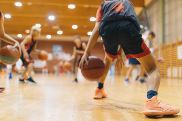 Bambini giocano a basket