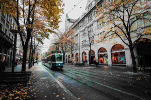 Tram che passa nel centro città