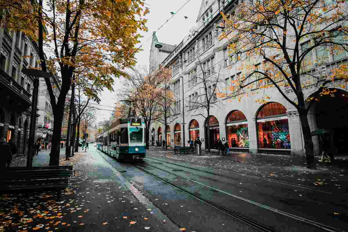 Tram che passa nel centro città