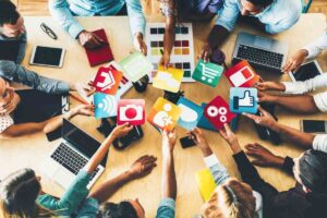 persone che utilizzano i social
