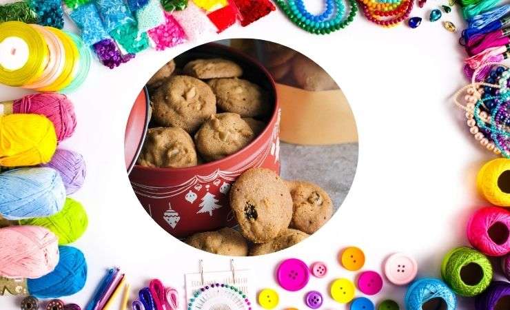 una scatola di biscotti al centro e ai lati tutti i materiali per il fai da te