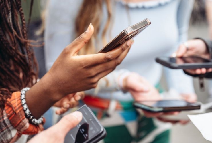 persone che utilizzano il telefono