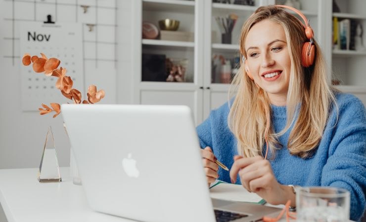 una ragazza che lavora con il computer