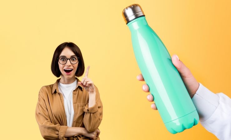 una borraccia e una ragazza che ha avuto un'idea