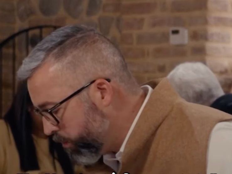 albergatore di 4 hotel che sputa nel piatto
