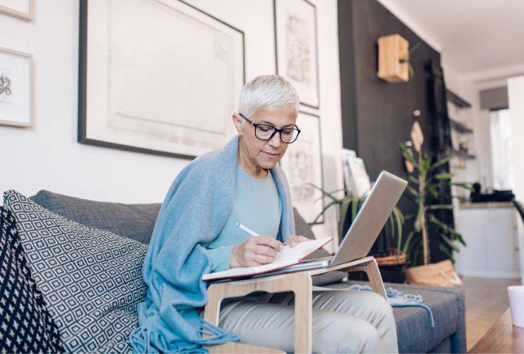 una persona che lavora al computer