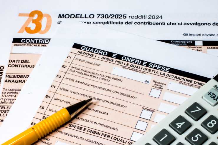 Dei documenti di 730 con sopra una penna ed una calcolatrice