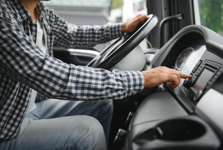 uomo che guida un camion