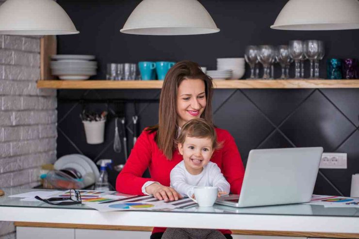 Mamma e figlio al pc