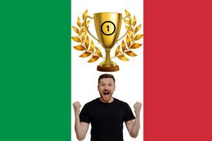 Una bandiera italiana come sfondo ed in primo piano un uomo che esulta ed una coppa del primo posto sopra