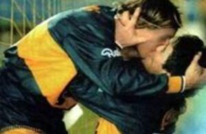 Diego Armando Maradona abbraccia e bacia un altro calciatore