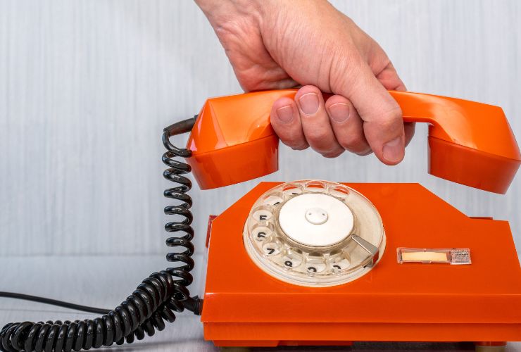 telefono con cornetta sollevata