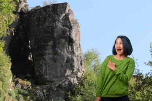 una persona vicino alla scultura