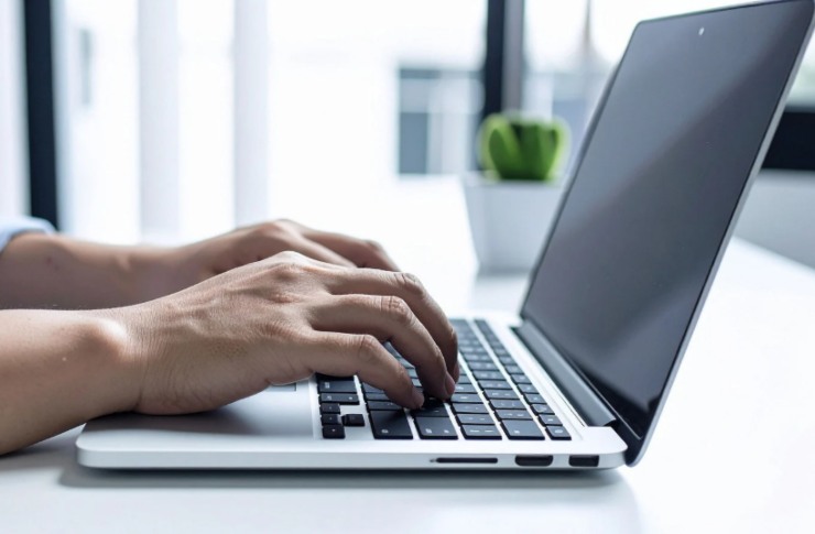 persona che scrive al computer
