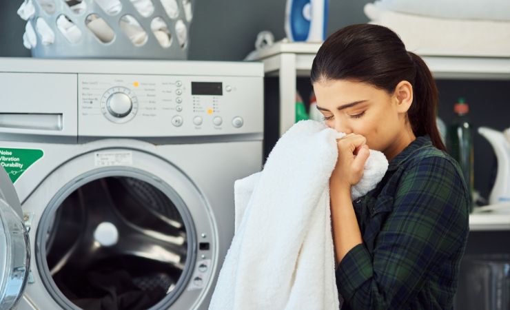 una signora che odora i panni