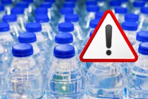 bottiglie di acqua e il simbolo attenzione