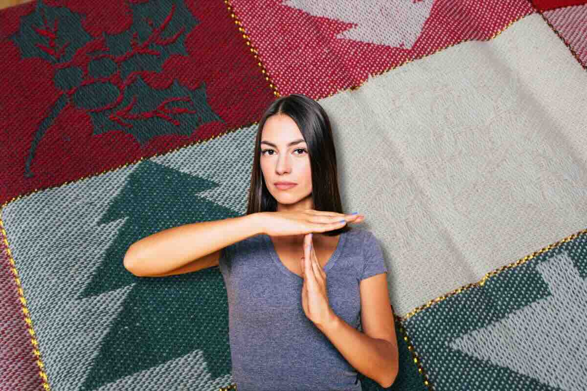 Donna stop, dietro di lei tovaglia natalizia