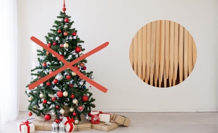 albero di natale con un x rossa ed accanto gli spiedini