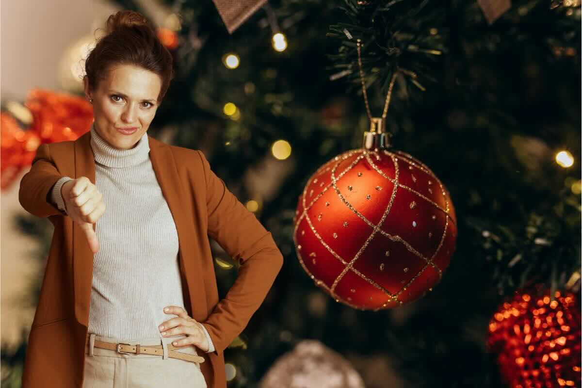 Donna pollice in giù, albero di Natale con palline