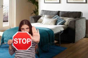 divano letto, donna con stop