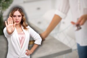 donna apparecchia tavola e un'altra che fa stop con le mani