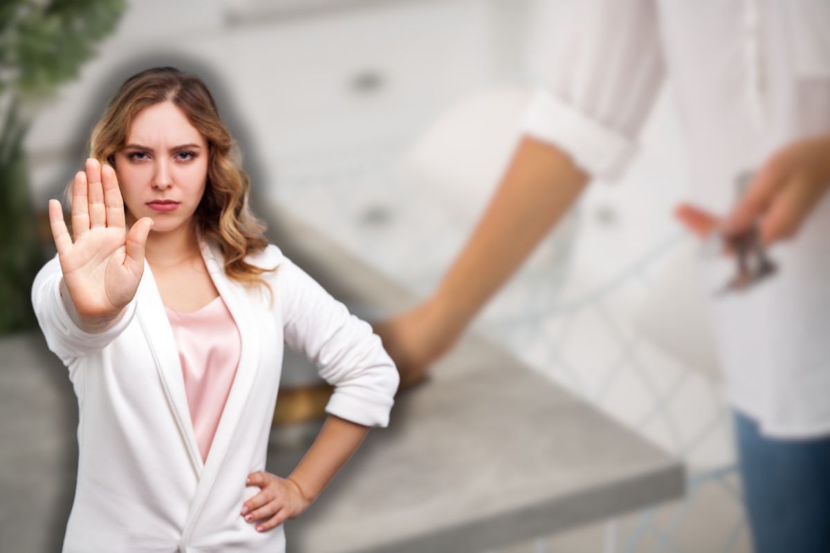 jene-stephaniuk-lkmGeyLItrw-unsplash-ls donna apparecchia tavola e un'altra che fa stop con le mani