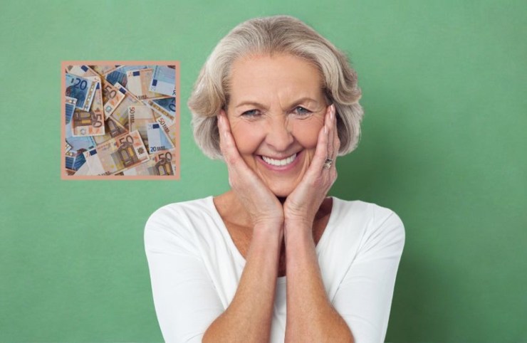 donna anziana felice con le mani sulle guance e nel riquadro tante banconote di euro