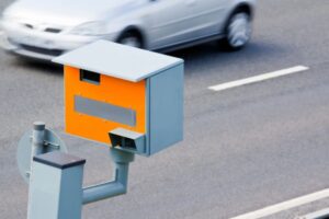 autovelox che riprende un'auto in strada