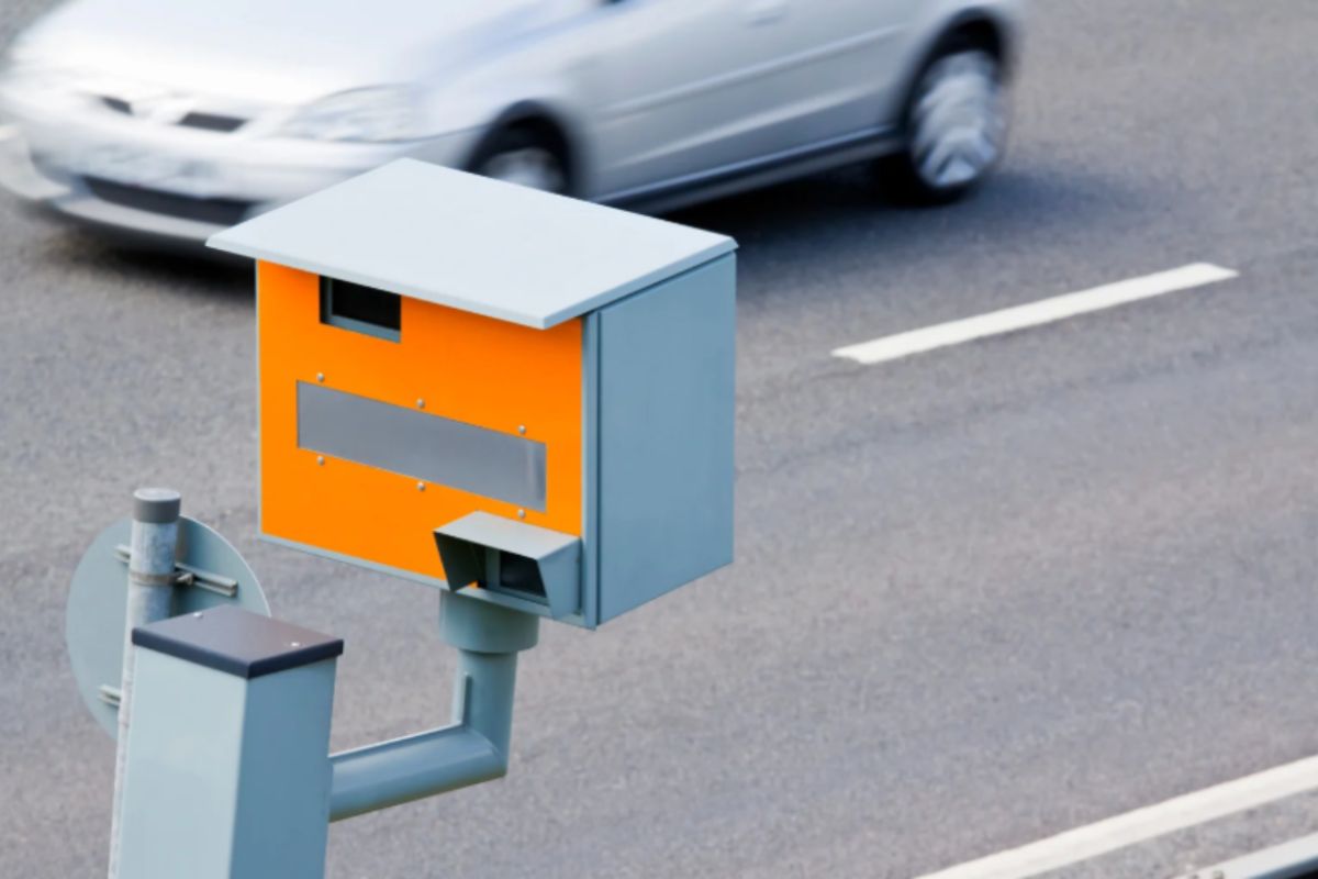 autovelox che riprende un'auto in strada