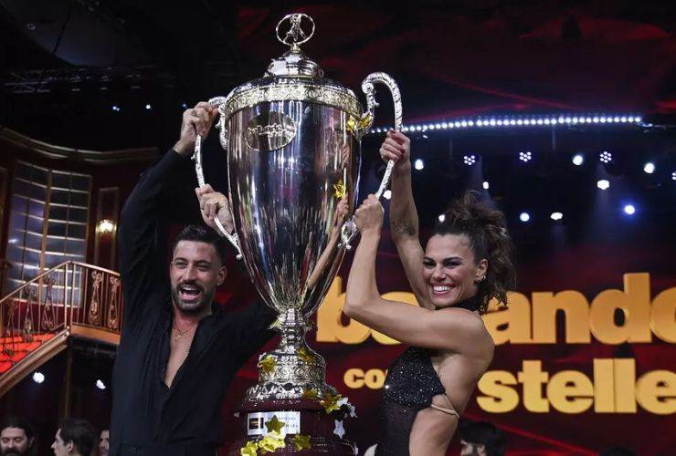 bianca guaccero e giovanni pernice alzano la coppa a ballando con le stelle
