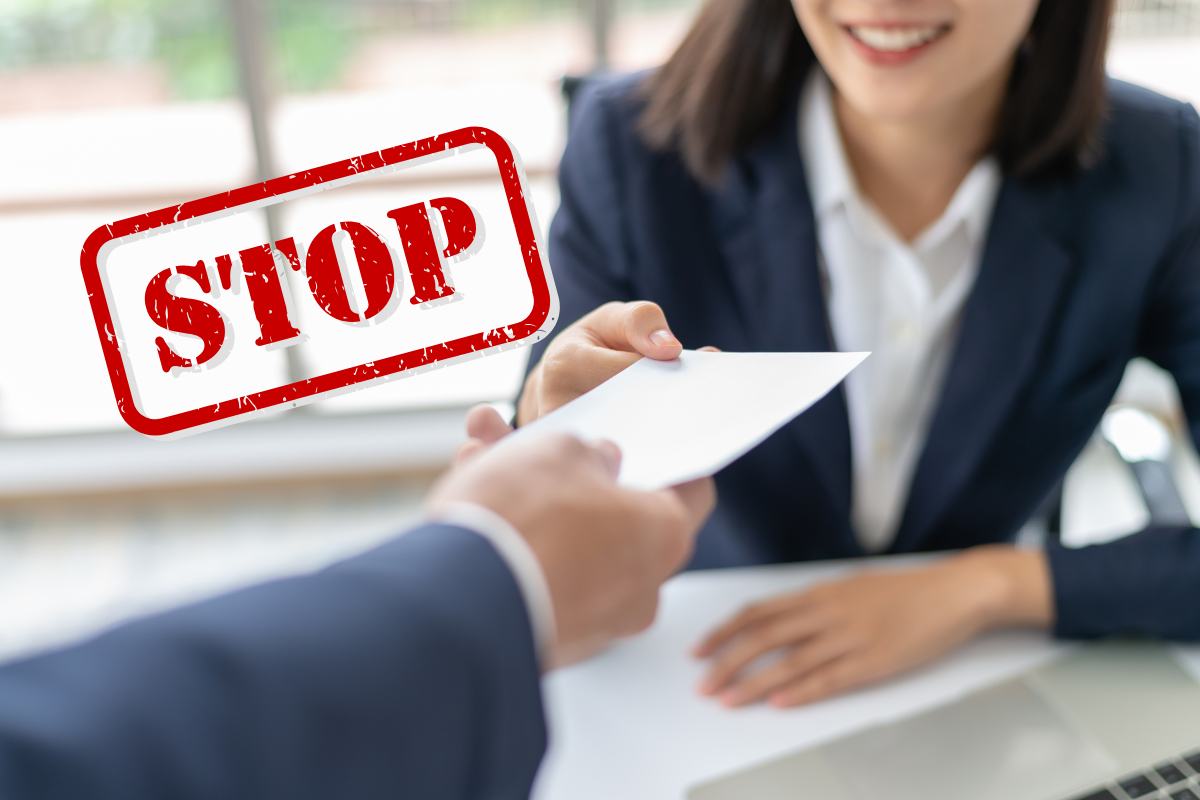 Una persona che riceve lo stipendio ed una scritta "Stop" in alto a sinistra