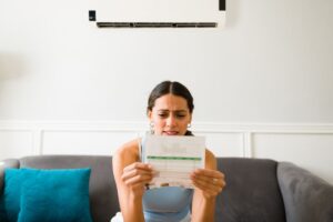 una ragazza che guarda la bolletta del gas