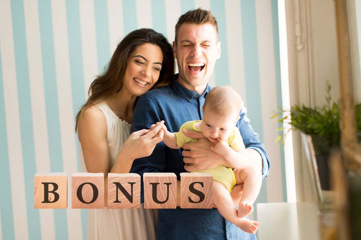 una famiglia e la scritta bonus