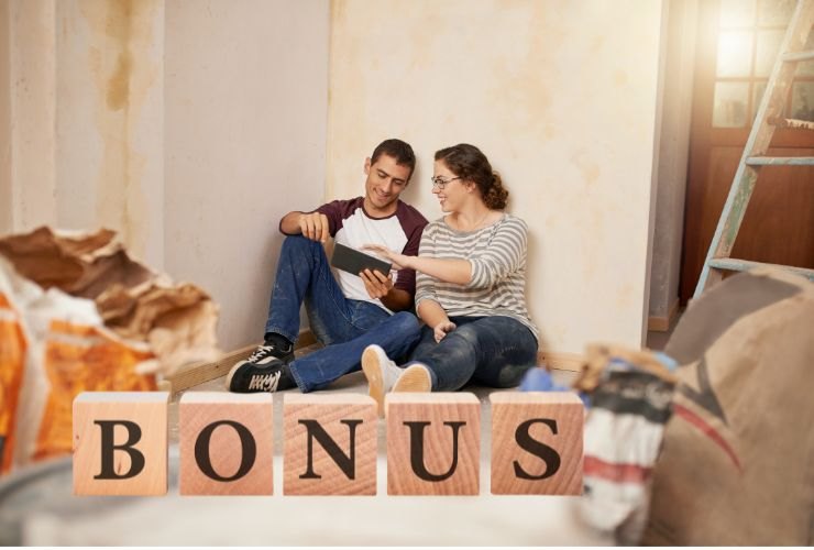 due persone in una casa in ristrutturazione e la parola bonus
