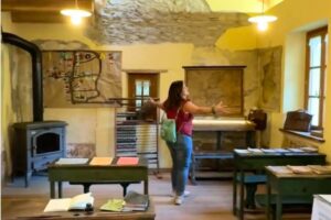 Scuola del passato con banchi