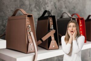 delle borse e una ragazza spaventata