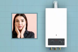 caldaia elettrica attaccata al muro e donna preoccupata con le mani sulle guance