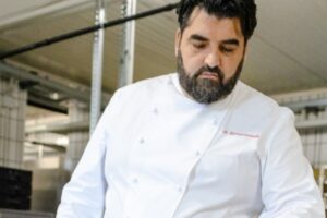 chef antonino cannavacciuolo con espressione triste