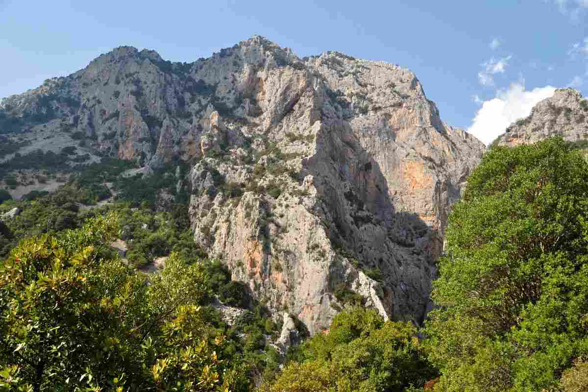 Il canyon più bello d’Europa: offre pareti vertiginose, silenzi profondi e sentieri immersi in colori caldi: da vedere in autunno