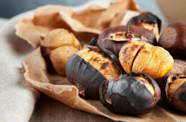 castagne cotte su un pezzo di carta