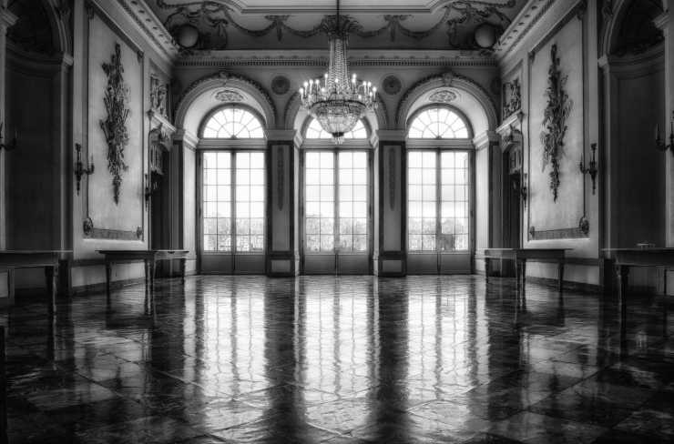Sala del castello con ampie finestre