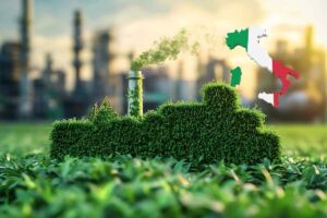 un treno ricoperto dalla vegetazione e il simbolo dell'italia