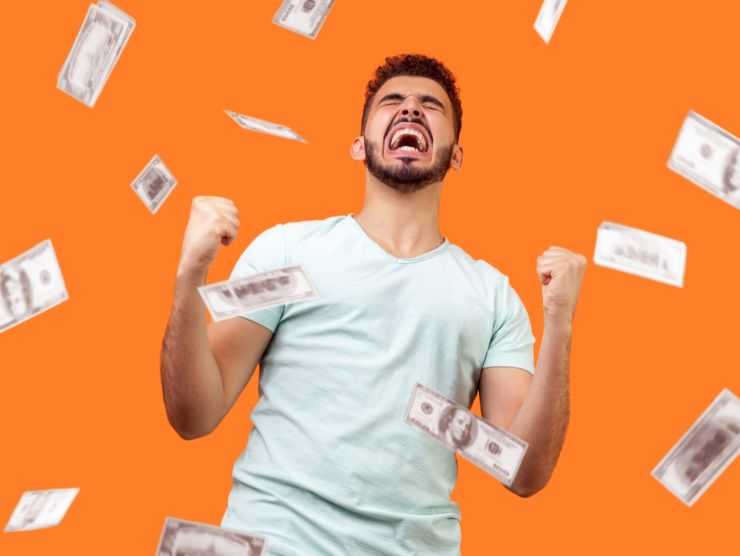 uomo che esulta e pioggia di soldi