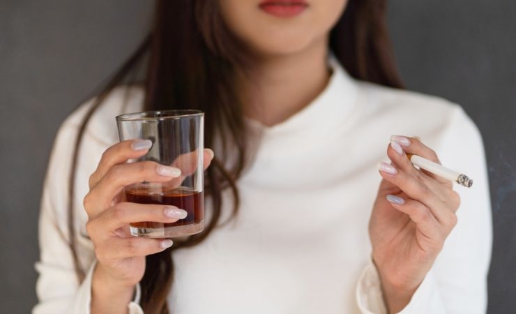 una donna che fuma e beve