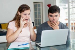 Coppia sconvolta guarda qualcosa sul PC