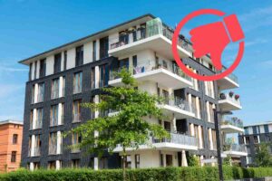 foto di un condominio ed in alto a destra un pollice verso il basso