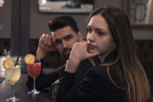 donna accanto ad un uomo che guarda dall'altra parte