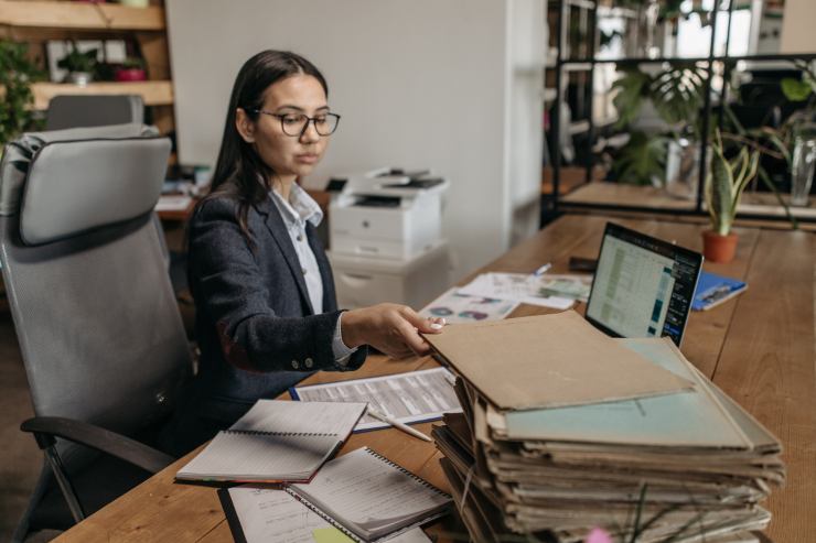 Una amministratore che fa il suo lavoro