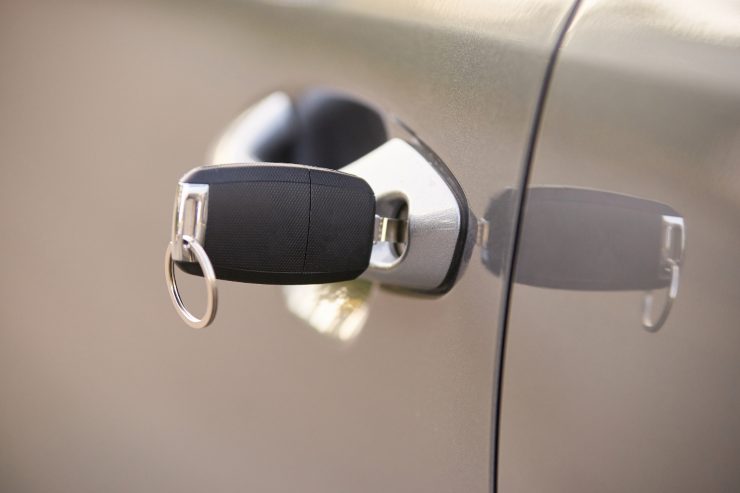Delle chiavi inserite in un auto 