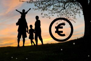 Una foto al tramonto con delle sagome di una famiglia e sulla destra il simbolo dell'euro